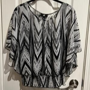 Iz Byer Short Flowing Sleeve Blouson Top White Black Medium Like new